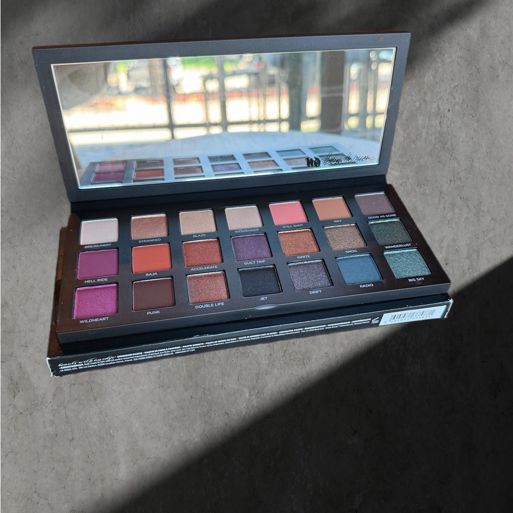 Never been used makeup palette by Urban Decay in ‘Born to run’